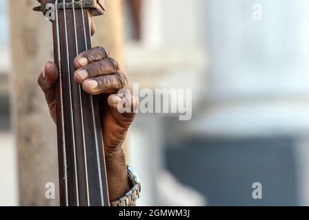 Mano di un musicista, musicista di strada salsa Havana, Cuba Foto Stock