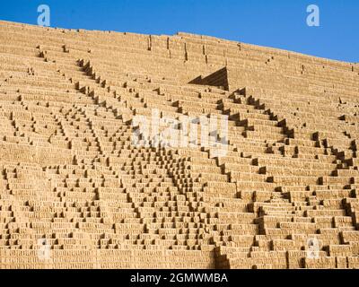 Lima, Perù - 10 maggio 2018; Huaca Pucllana, nel centro del Perù, Lima, ospita i resti di un'antica piramide pre-incana. E 'costruito da ado Foto Stock