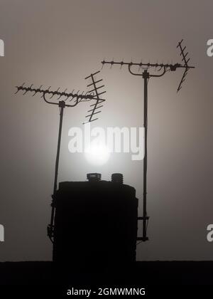 Oxfordshire, Inghilterra - 22 novembre 2020; nessuna gente in vista. Non vedi più molte di queste cose: Vecchie antenne TV dell'era analogica. In un momento in cui Foto Stock