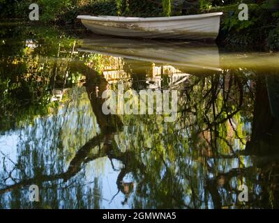 Una parte sonnolenta del canale di Oxford di Gerico. Il canale di Oxford, lungo 78 km, collega Oxford con Coventry via Banbury e Rugby. Foto Stock