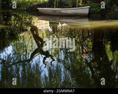 Una parte sonnolenta del canale di Oxford di Gerico. Il canale di Oxford, lungo 78 km, collega Oxford con Coventry via Banbury e Rugby. Foto Stock