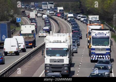 Oxford, Inghilterra - 2010; traffico pesante sull'autostrada A34 appena fuori Oxford. La A34 è una delle principali rotte dai porti sulla costa meridionale dell'Inghilterra Foto Stock