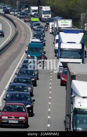 Oxford, Inghilterra - 2010; traffico pesante sull'autostrada A34 appena fuori Oxford. La A34 è una delle principali rotte dai porti sulla costa meridionale dell'Inghilterra Foto Stock