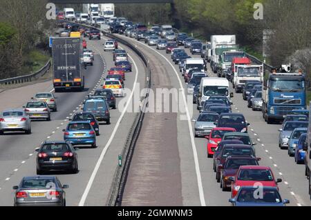 Oxford, Inghilterra - 2010; traffico pesante sull'autostrada A34 appena fuori Oxford. La A34 è una delle principali rotte dai porti sulla costa meridionale dell'Inghilterra Foto Stock