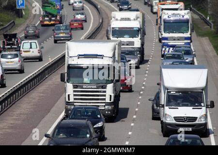 Oxford, Inghilterra - 2010; traffico pesante sull'autostrada A34 appena fuori Oxford. La A34 è una delle principali rotte dai porti sulla costa meridionale dell'Inghilterra Foto Stock