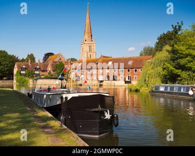 Abingdon, Inghilterra - 29 luglio 2019 Abingdon afferma di essere la città più antica dell'Inghilterra. Se si cammina oltre il suo ponte medievale presto su una bella estate mor Foto Stock