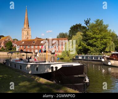 Abingdon, Inghilterra - 29 luglio 2019 Abingdon afferma di essere la città più antica dell'Inghilterra. Se si cammina oltre il suo ponte medievale presto su una bella estate mor Foto Stock