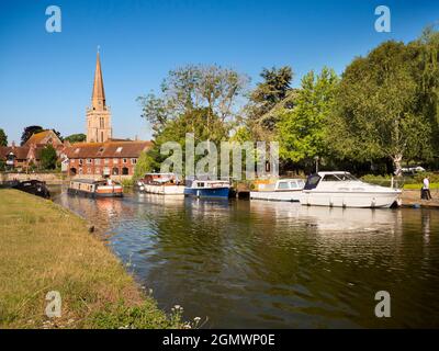 Abingdon, Inghilterra - 29 luglio 2019; due persone in vista. Abingdon afferma di essere la città più antica dell'Inghilterra. Se si cammina oltre il suo ponte medievale presto Foto Stock