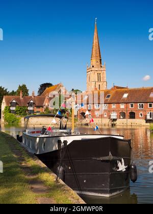 Abingdon, Inghilterra - 29 luglio 2019 Abingdon afferma di essere la città più antica dell'Inghilterra. Se si cammina oltre il suo ponte medievale presto su una bella estate mor Foto Stock