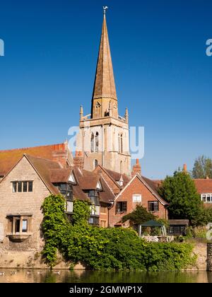 Abingdon, Inghilterra - 29 luglio 2019; nessuna gente in vista. Abingdon afferma di essere la città più antica dell'Inghilterra. Se vi levate in piedi dalla riva nord del Thame Foto Stock