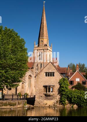 Abingdon, Inghilterra - 29 luglio 2019; nessuna gente in vista. Abingdon afferma di essere la città più antica dell'Inghilterra. Se vi levate in piedi dalla riva nord del Thame Foto Stock