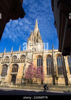 La Chiesa Universitaria di St Mary the Virgin è una chiesa di Oxford prominente situata sul lato nord della High Street, di fronte a Radcliffe Square. È così Foto Stock