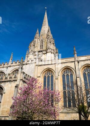 La Chiesa Universitaria di St Mary the Virgin è una chiesa di Oxford prominente situata sul lato nord della High Street, di fronte a Radcliffe Square. È così Foto Stock