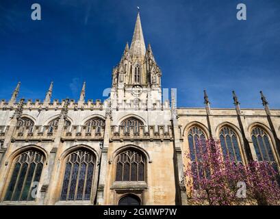 La Chiesa Universitaria di St Mary the Virgin è una chiesa di Oxford prominente situata sul lato nord della High Street, di fronte a Radcliffe Square. È così Foto Stock