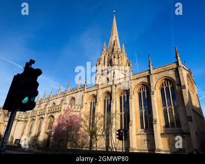 La Chiesa Universitaria di St Mary the Virgin è una chiesa di Oxford prominente situata sul lato nord della High Street, di fronte a Radcliffe Square. È così Foto Stock