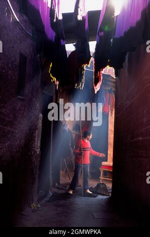 Marrakech, Marocco - Febbraio 2004; una scena di strada quotidiana ma senza tempo nella colorata e vibrante città di Marrakech, Marocco. Questo è il dyer Foto Stock