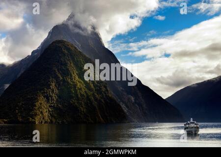 Fjiordland, Nuova Zelanda - 22 Maggio 2012 una delle molte barche turistiche che navigano nello spettacolare Mikford Sound. Questo maestoso fiordo si trova in Foto Stock