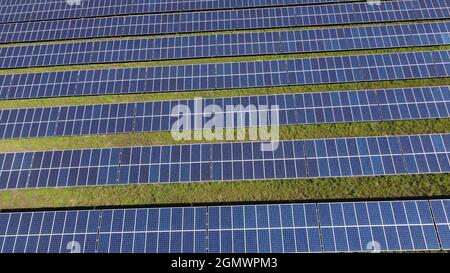 Vista dall'alto del sistema solare ecologico ad energia verde vista panoramica. Pannelli solari campo in giornata di sole. Energia solare. Pannelli solari. Energia verde fattoria gene Foto Stock