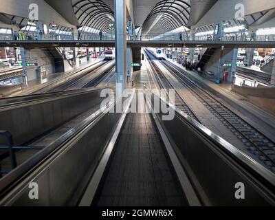 Siviglia, Spagna - 16 giugno 2016; pendolari in vista; pre-COVID. La stazione ferroviaria di Siviglia-Santa Justa è il capolinea principale di Siviglia, Andalusia. Era o Foto Stock