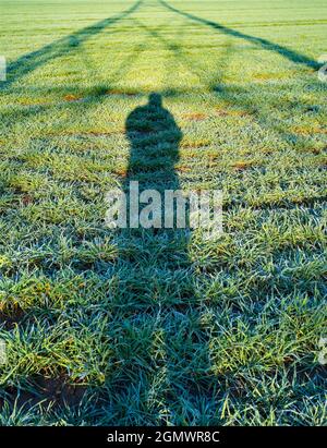 Oxfordshire, Inghilterra - 27 Febbraio 2021; nessuna gente in vista. Amo i piloni elettrici; trovo le loro forme astratte e gaunt infinitamente affascinanti. E Foto Stock