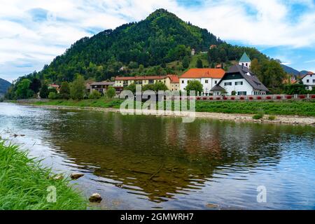 Splendida città di Lasco in Slovenia con la riva del fiume Spica Foto Stock