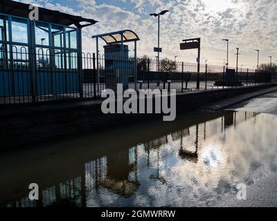 Radley Village, Oxfordshire, Inghilterra - 15 novembre 2020; Nessuna persona in vista. Il mondo si rifletteva nelle pozzanghere, dopo la pioggia pesante. Riflessi surreali Foto Stock