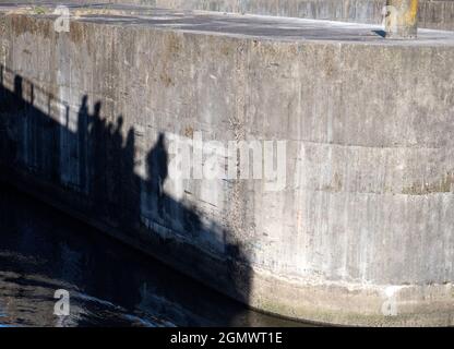 Fiume Douro, Portogallo - 11 aprile 2017 Ombre di gente su una barca da crociera, gettata su una serratura sul fiume panoramico Douro in Portogallo. Questa bella valle, Foto Stock