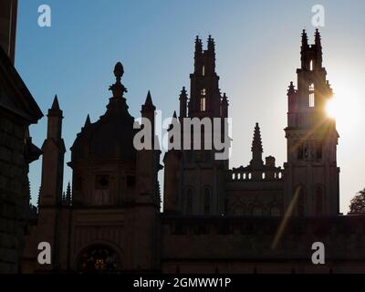 Oxford, Inghilterra - 26 Febbraio 2020; nessuna gente in vista. All Souls College fu fondato da Enrico VI d'Inghilterra e dall'arcivescovo di Canterbury, nel 1438. Foto Stock