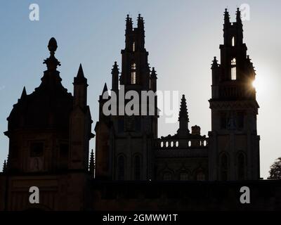 Oxford, Inghilterra - 26 Febbraio 2020; nessuna gente in vista. All Souls College fu fondato da Enrico VI d'Inghilterra e dall'arcivescovo di Canterbury, nel 1438. Foto Stock