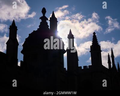 Oxford, Inghilterra - 26 Febbraio 2020; nessuna gente in vista. All Souls College fu fondato da Enrico VI d'Inghilterra e dall'arcivescovo di Canterbury, nel 1438. Foto Stock