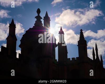 Oxford, Inghilterra - 26 Febbraio 2020; nessuna gente in vista. All Souls College fu fondato da Enrico VI d'Inghilterra e dall'arcivescovo di Canterbury, nel 1438. Foto Stock