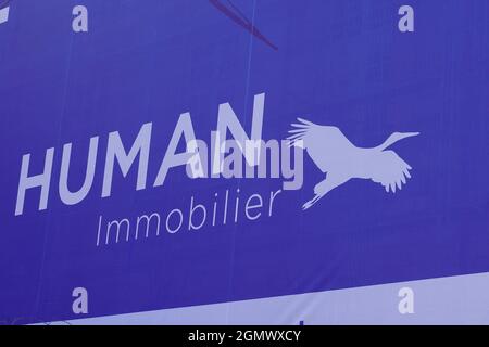 Bordeaux , Aquitaine Francia - 09 10 2021 : Human immobilier sign logo blue brand immobiliare negozio broker Office Company store in francia Foto Stock