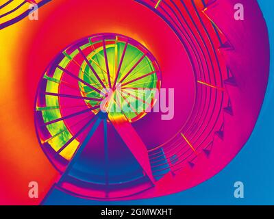 Lima, Perù - 10 maggio 2018 le scale a spirale possono essere luoghi di grande impatto visivo e di bellezza astratta, come mostrato da questo bell'esempio situato a Lima, Foto Stock