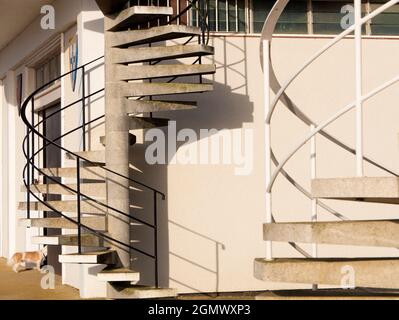 Oxford, Inghilterra - 11 Dicembre 2018 le scale a spirale possono essere luoghi di grande impatto visivo e di bellezza astratta, come mostrato da questo bell'esempio in un Tham Foto Stock