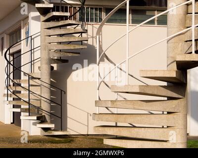 Oxford, Inghilterra - 11 Dicembre 2018 le scale a spirale possono essere luoghi di grande impatto visivo e di bellezza astratta, come mostrato da questo bell'esempio in un Tham Foto Stock