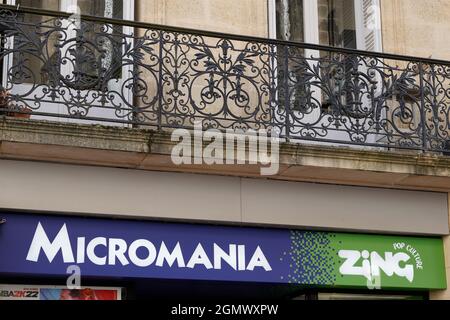 Bordeaux , Aquitaine Francia - 09 10 2021 : il marchio Micromania Zing e il segno di testo del negozio video game retailer catena in Francia Foto Stock