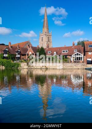 Abingdon, Inghilterra - 25 agosto 2018 Abingdon afferma di essere la città più antica dell'Inghilterra. E il suo più antico edificio sopravvissuto è medievale il St Helen's. Foto Stock