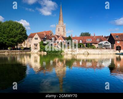 Abingdon, Inghilterra - 25 agosto 2018 Abingdon afferma di essere la città più antica dell'Inghilterra. E il suo più antico edificio sopravvissuto è medievale il St Helen's. Foto Stock