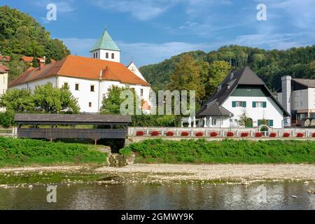 Splendida città di Lasco in Slovenia con la riva del fiume Spica Foto Stock