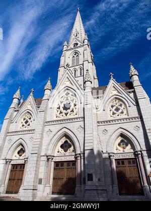 Halifax, Nuova Scozia, Canada - 11 ottobre 2013 la Basilica della Cattedrale di Santa Maria ha la guglia di granito più alta del Nord America. Questo imponente CH Foto Stock