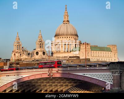 Londra, Inghilterra - 2011; qui ci sono due grandi punti di riferimento vicino al Tamigi a Londra - vecchio e nuovo in contrasto. Cattedrale Anglicana di San Paolo, risalente al Foto Stock