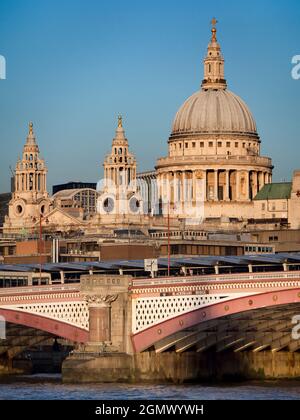 Londra, Inghilterra - 2011; qui ci sono due grandi punti di riferimento vicino al Tamigi a Londra - vecchio e nuovo in contrasto. Cattedrale Anglicana di San Paolo, risalente al Foto Stock