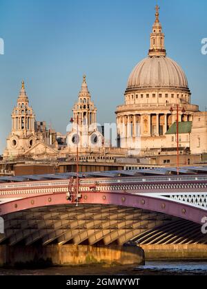 Londra, Inghilterra - 2011; qui ci sono due grandi punti di riferimento vicino al Tamigi a Londra - vecchio e nuovo in contrasto. Cattedrale Anglicana di San Paolo, risalente al Foto Stock
