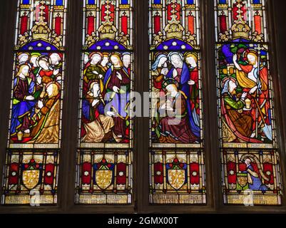 Oxford, Inghilterra - 2013; la Chiesa Universitaria di St Mary the Virgin è una chiesa di Oxford prominente situata sul lato nord della High Street, di fronte Foto Stock