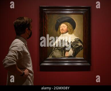 The Wallace Collection, Manchester Square, Londra UK. 21 settembre 2021. Frans Hals: The Male Ritratto porta oltre una dozzina degli artisti migliori ritratti maschili. Immagine: Ritratto di un uomo, forse Nicolaes Pietersz Duyst van Voorhout, c.. 1636-38, The Metropolitan Museum of Art. Credit: Malcolm Park/Alamy Live News Foto Stock