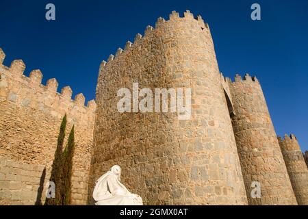 Santa Maria, Spagna - 20 settembre 2008; nessuna gente in vista. Le mura medievali intatte - e molto spesse - in pietra e granito di scamila - qui viste a sunri Foto Stock