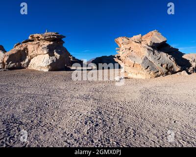 Deserto di Siloli, Bolivia - 25 maggio 2018 il Desierto de Siloli è un deserto di montagna alto e asciutto situato nell'Altiplano, nella Bolivia sud-occidentale; la maggior parte di t Foto Stock