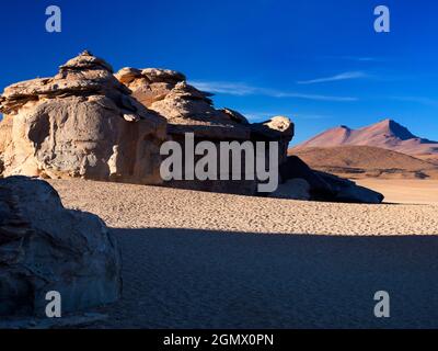 Deserto di Siloli, Bolivia - 25 maggio 2018 il Desierto de Siloli è un deserto di montagna alto e asciutto situato nell'Altiplano, nella Bolivia sud-occidentale; la maggior parte di t Foto Stock