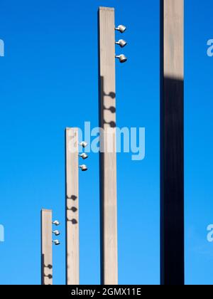 Oxford, Inghilterra - 2008 isolati da uno sfondo capiente nella trafficata Oxford, queste luci di strada modem in Bonn Square fanno un arresto statem astratto Foto Stock