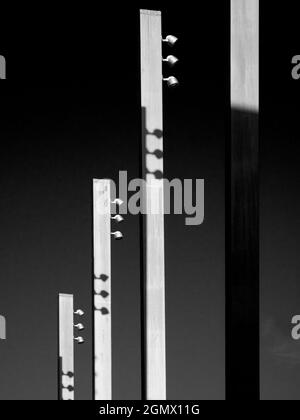 Oxford, Inghilterra - 2008 isolati da uno sfondo capiente nella trafficata Oxford, queste luci di strada modem in Bonn Square fanno un arresto statem astratto Foto Stock